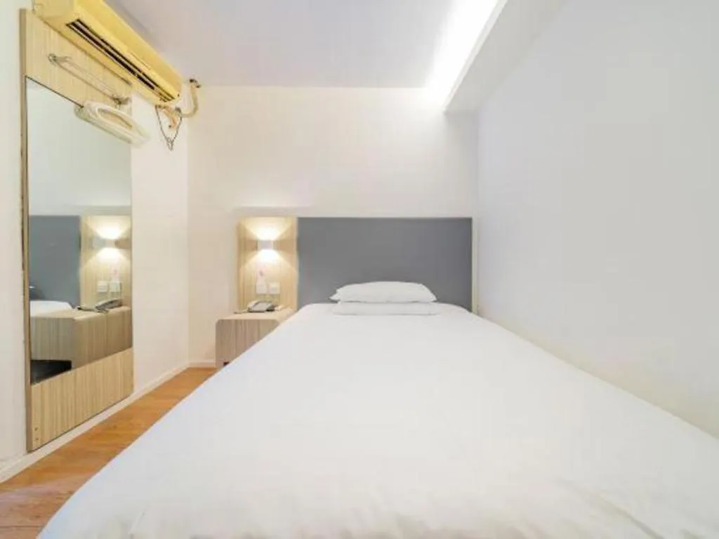 Hi Inn Liangpin Shanghai Xujiahui Tianlin Road 2*,